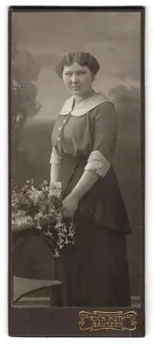 Fotografie Rich. Huth, Bautzen, Frau mit Blumenarrangement