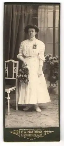 Fotografie E.W. Matthias, Seifhennersdorf, Frau mit Blumenstrauss