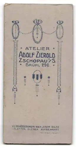 Fotografie Adolf Zierold, Zschopau i. S., Brühl 296, Junger Mann am Tisch stehend