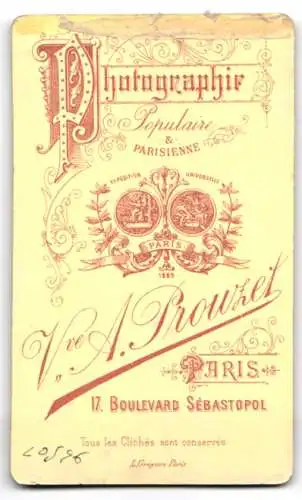 Fotografie Vve A. Prouzet, Paris, Boulevard Sébastopol 17, Junge im eleganten Anzug