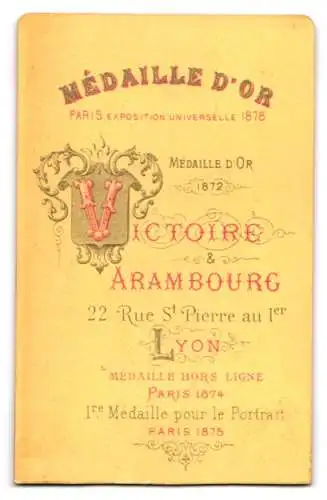 Fotografie Victoire & Arambourg, Lyon, Rue St Pierre 22, Porträt eines eleganten Herrn