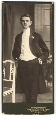 Fotografie E.W. Matthias, Seifhennersdorf, Eleganter junger Mann im Anzug