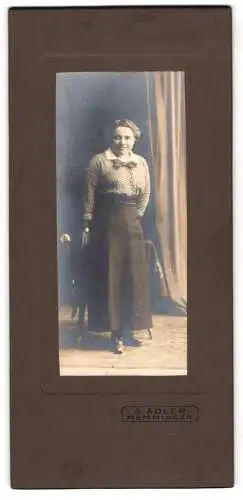 Fotografie A. Adler, Memmingen, Frau in eleganter Kleidung