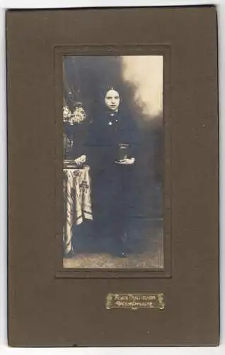 Fotografie Alwin Trautmann, Grossröhrsdorf, Mädchen mit Buch in der Hand