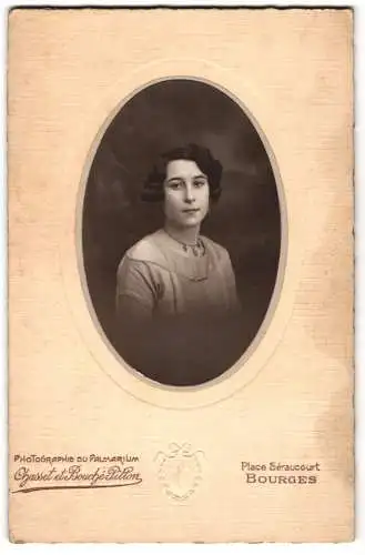 Fotografie Chasset et Bouché-Pitton, Bourges, Place Séraucourt, Porträt einer jungen Frau