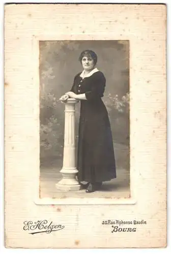 Fotografie E. Helgen, Bourg, 32 Rue Alphonse Baudin, Elegante Dame mit Säule