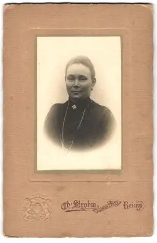 Fotografie Ch. Strohm, Reims, Avenue Cérès, Damenporträt in hochgeschlossenem Kleid