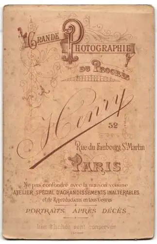 Fotografie Henry Phot., Paris, Rue du Faubourg St. Martin 52, Kind auf Pelz drapiert