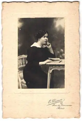 Fotografie E. Picart, Paris, Rue du Commerce, Frau mit Buch und nachdenklichem Blick