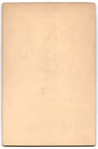 Fotografie A. Merckling, Zabern, Kleinkind auf einem gepolsterten Stuhl