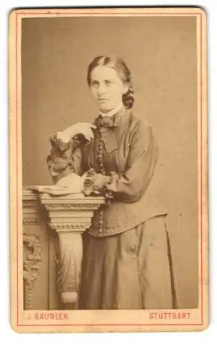 Fotografie J. Gaugler, Stuttgart, Calwerstr. 58, Henriette Vandier in hochgeschlossenem Kleid