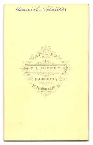 Fotografie F. L. Giffey, Hamburg, Ferdinandstrasse 57, Heinrich Schröder als kleiner Junge in Anzug und Fliege