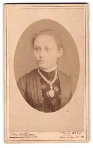 Fotografie Ernst Stümer, Gleiwitz, Kronprinzenstr. 20, Emma M. in hochgeschlossenem Kleid mit Halskette