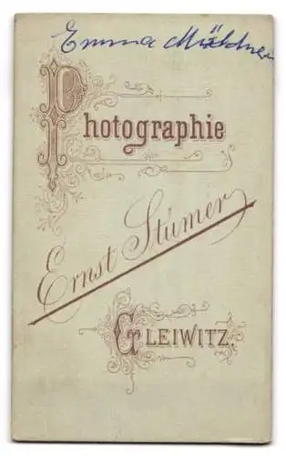 Fotografie Ernst Stümer, Gleiwitz, Kronprinzenstr. 20, Emma M. in hochgeschlossenem Kleid mit Halskette