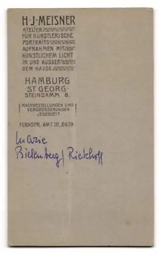 Fotografie H. J. Meisner, Hamburg, Steindamm 8, Marie Bielenberg / Riekhoff an einem Tisch