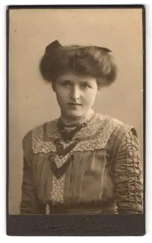 Fotografie Hermann &amp Co., Elberfeld, Hanna Kalpers als junge Dame in elegantem Kleid