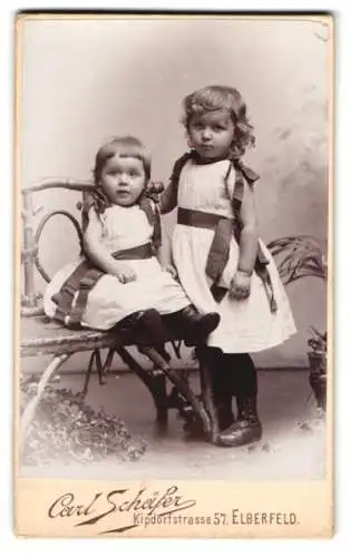 Fotografie Carl Schäfer, Elberfeld, Kipdorfstrasse 57, Lisel und Hilde Richmock als kleine Mädchen