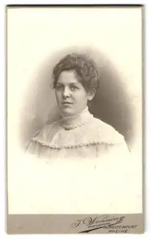 Fotografie F. Wenning, Burgsteinfurt, Wilhelmsplatz 5, Nanny Rencke in hochgeschlossenem Kleid