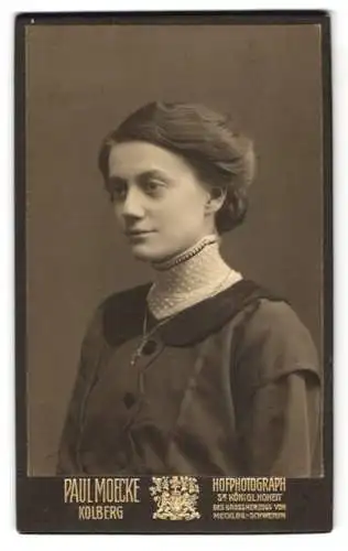 Fotografie Paul Moecke, Kolberg, Lydia P. in elegantem Kleid mit hochgeschlossenem Kragen