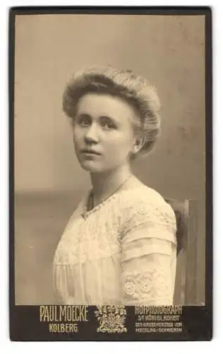 Fotografie Paul Moecke, Kolberg, Käthe P. in elegantem Kleid mit Spitzendekor