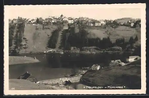 AK Neufelden im Mühlkreis, Ortsansicht über dem Wasser