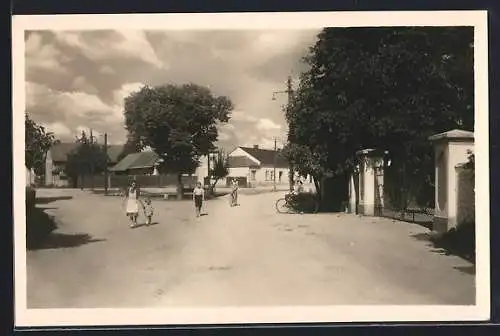 AK Vsejany, Vanovice, Strassenpartie mit Passanten