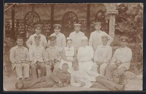 Foto-AK Zehlendorf, Soldaten und Krankenschwestern im Vereins-Lazarett Waldsanatorium, Gruppenbild