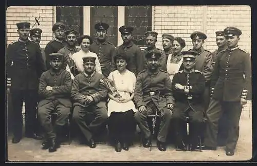 Foto-AK Berlin-Charlottenburg, Reservelazarett Tiergartenhof, Krankenschwestern und uniformierte Soldaten, Gruppenbild