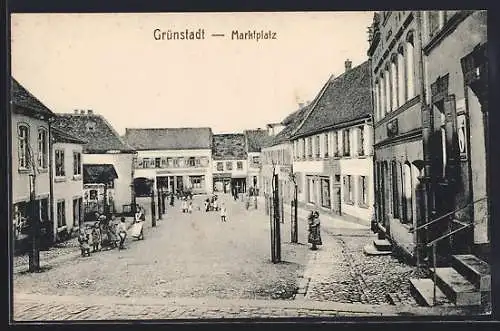 AK Grünstadt / Pfalz, Marktplatz mit Geschäften, Kindergruppe