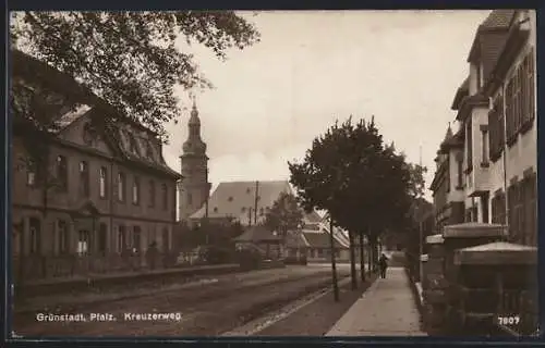 AK Grünstadt /Pfalz, Kreuzerweg mit Blick zur Kirche