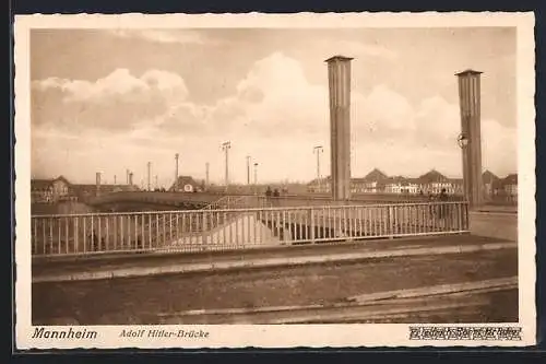 AK Mannheim, Brücke mit Passanten