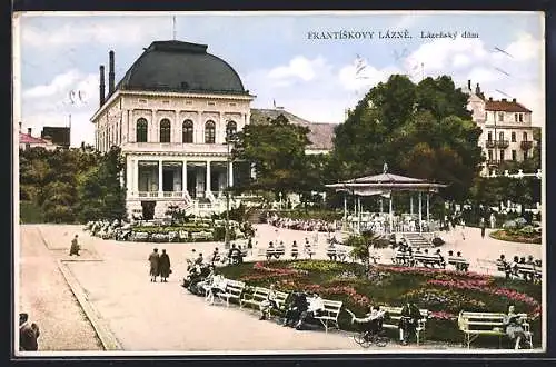 AK Franzensbad, Kurhaus mit Besuchern und Pavillon