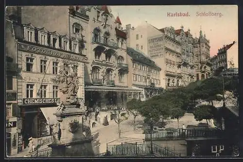 AK Karlsbad, Schlossberg, Strassenpartie mit Anlage, Statue