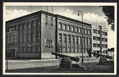 AK Hradec Králové, Gebäude mit Arbeiter-Wandrelief, Kanonen, Strasse