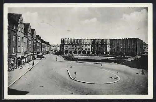 AK Königgrätz /Hradec Kralove, Platz mit Gebäudeansichten, Geschäften