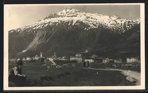 AK Samaden, Ortsansicht mit Gebirge, Schäfer mit Herde