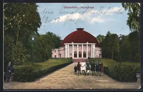 AK Mannheim, Besucher vor dem Planetarium