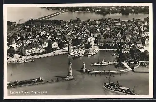 AK Lindau / Bodensee, Ortsansicht mit Hafeneinfahrt vom Flugzeug aus