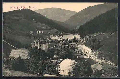 AK Petzer /Riesengebirge, Teilansicht mit Gasthof