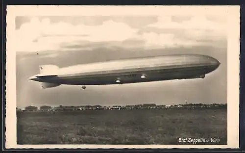 AK Wien, Graf Zeppelin mit der Stadt im Hintergrund 1931