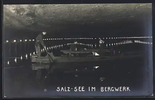 AK Boot auf einem Salz-See im Salzbergwerk