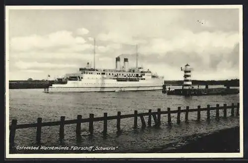 AK Warnemünde, Das Fährschiff Schwerin am Leuchtturm