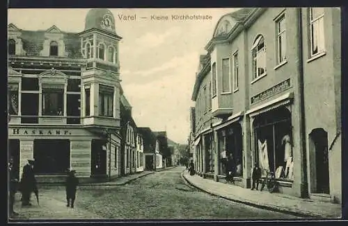 AK Varel / Jade, Kleine Kirchhofstrasse mit Gasthof Haskamp und Damenmoden-Geschäft