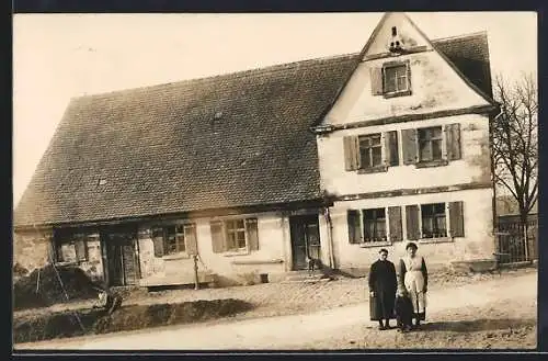 Foto-AK Hannenbach, Gehöft, Frauen und Kind vor Wohn- und Wirtschaftshaus