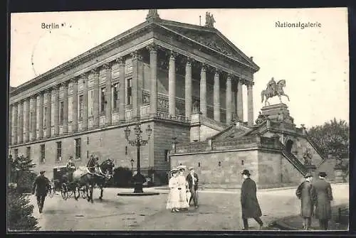 AK Berlin, Passanten und Kutsche vor der Nationalgalerie