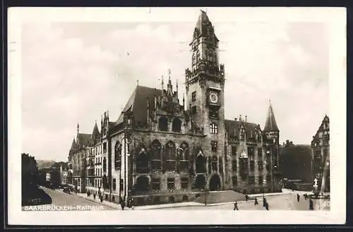 AK Saarbrücken, Rathaus mit Strassenpartie