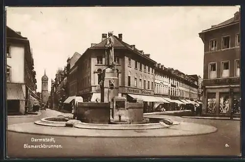 AK Darmstadt, Strassenpartie mit Geschäften und Bismarckbrunnen