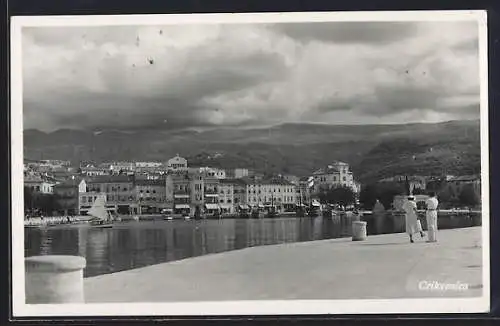 AK Crikvenica, Uferpartie mit Blick aufs Wasser