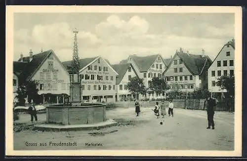 AK Freudenstadt, Marktplatz mit Besuchern