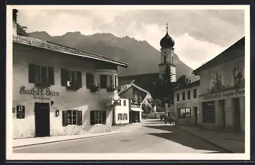 AK Oberammergau, Dorfstrasse mit Kirche